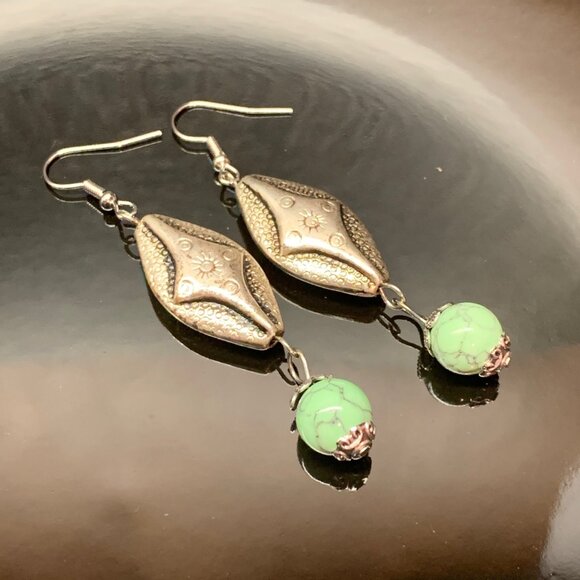 Recycled Upcycled Silver & Green Handmade Bead Pierced Earrings LR121 - Picture 1 of 3